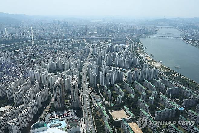 토지거래허가구역 재지정된 강남·송파 재건축 아파트 (서울=연합뉴스) 임화영 기자 = 서울 강남구와 송파구의 재건축 아파트가 토지거래허가구역으로 재지정됐다.
서울시는 지난 4일 제9차 도시계획위원회를 열고 강남·송파구 재건축 추진 아파트 14곳을 2026년 6월 22일까지 1년간 토지거래허가구역으로 재지정한다고 5일 밝혔다. 사진은 5일 서울 강남·송파구 일대. 2025.6.5 hwayoung7@yna.co.kr