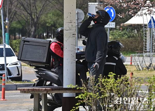 배달 노동자들이 휴식을 취하고 있는 모습. /경인일보DB