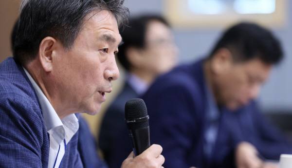 안병윤 경국대학교 부총장이 11일 오후 구미시 IT의료융합기술센터에서 열린 2025 경북포럼 '트럼프 2.0 시대, 국제경제질서 변동과 대응전략' 에서 패널토론을 벌이고 있다. 정훈진 기자 jhj131@kyongbuk.com