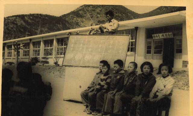 1973년 밀양 중산초등학교 학생회장 선거모습. 폐교한 중산초 학교 전경이 보인다.