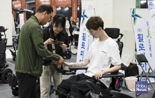 10~11일 서울 양재동 aT센터에서 열린 '제20회 보조공학기기 박람회'에서 참가자가 보조공학기기 체험을 하고 있다. ⓒ한국장애인고용공단