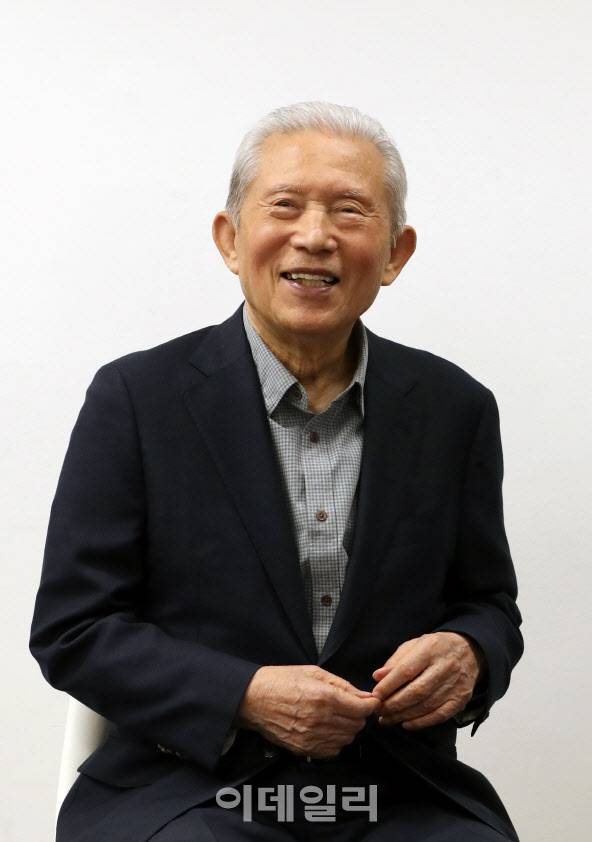 권영직 광진그룹 회장이 예종석 한양대 명예교수와 인터뷰하며 활짝 미소짓고 있다. (사진=김태형 기자)