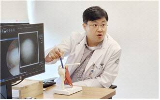 박준수 인천세종병원 정형외과 과장이 회전근개 파열에 대해 설명하고 있다. (사진=인천세종병원)