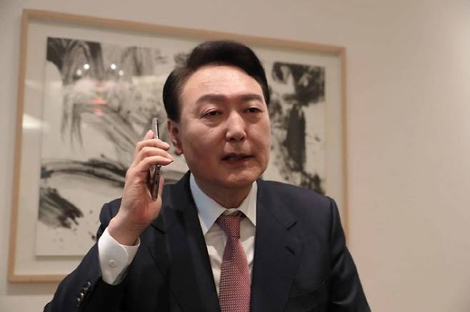 2022년 3월 10일 당시 윤석열 대통령 당선인이 서울 서초구 자택에서 조 바이든 미국 대통령과 통화를 하고 있다 (사진=국민의힘)