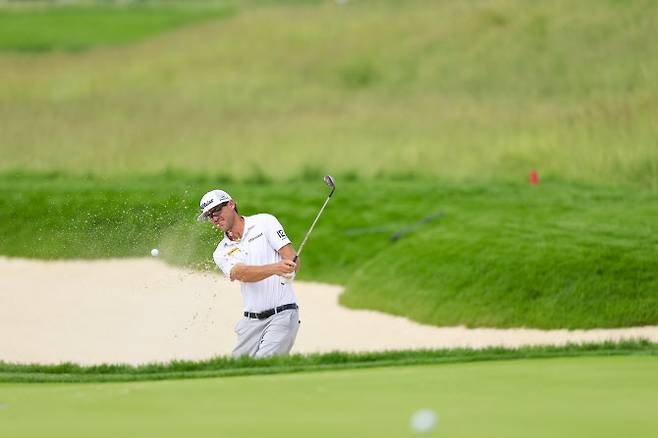 란토 그리핀이 오크몬트 컨트리클럽 8번홀 그린 사이드 벙커에서 공을 쳐내고 있다. (사진=USGA)