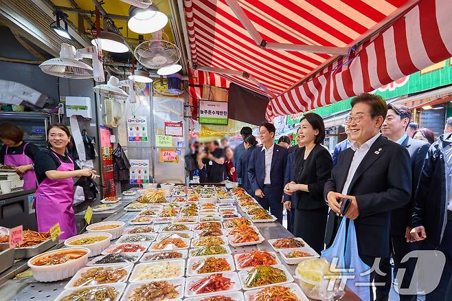 이재명 대통령과 김혜경 여사가 6일 서울 사당동 남성시장을 방문해 상인들과 대화하고 있다. (대통령실 제공. 재판매 및 DB 금지) 2025.6.6/뉴스1