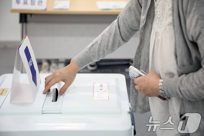 투표지를 투표함에 넣고 있다. (자료사진) /뉴스1 ⓒ News1