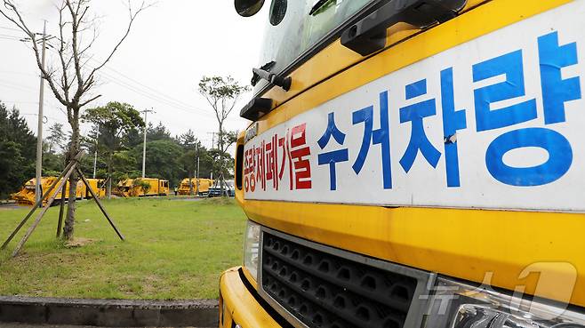 8일 오전 제주시 구좌읍 동복리 제주환경자원순환센터 진입로에 가연성 쓰레기를 실은 수거차량들이 줄지어 서 있다. 현재 이 지역 주민들은 제주특별자치도에 센터 설립 당시 약속한 농경지 폐열지원사업 또는 대체 사업을 추진해 달라고 요구하며 이틀째 센터 진입로를 가로막고 있다. 도는 관련 공문서나 회의록에서 해당 약속이 확인되지 않았다는 입장이다. 2025.6.8/뉴스1 ⓒ News1 오미란 기자