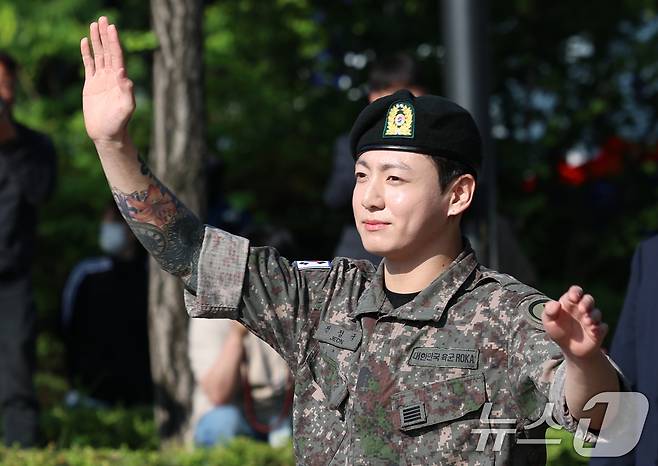 방탄소년단(BTS)의 정국이 11일 오전 경기도 연천군 연천공설운동장에서 군 복무를 마친 뒤 군복무를 마친 뒤 전역 인사를 하고 있다. ⓒ News1 권현진 기자