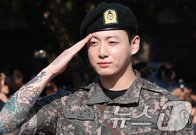 방탄소년단(BTS)의 정국이 11일 오전 경기도 연천군 연천공설운동장에서 군복무를 마친 뒤 전역 인사를 하고 있다. ⓒ News1 권현진 기자