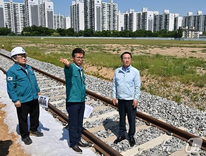 유정복 인천시장이 11일 부평동~장고개간 도로개설공사(3-2공구) 현장에서 현황보고를 받고 있다.(인천시 제공. 재판매 및 DB금지) / 뉴스1
