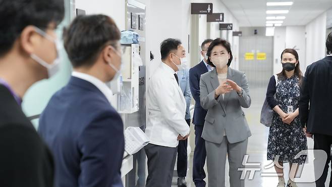 지영미 질병관리청장이 5일 코로나19 유행을 대비해 세종충남대학교병원을 방문, 대비 상황을 점검하고 있다. (질병관리청 제공. 재판매 및 DB 금지) 2025.6.5/뉴스1