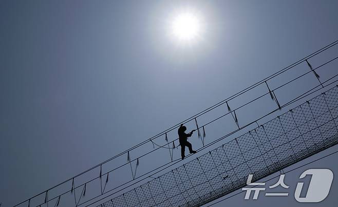 11일 국군간호사관학교 생도들이 전남 화순군 육군보병학교 동복유격훈련장에서 한낮 무더위속에서 도 장애물극복훈련을 하고있다. 2025.6.11/뉴스1 ⓒ News1 김태성 기자