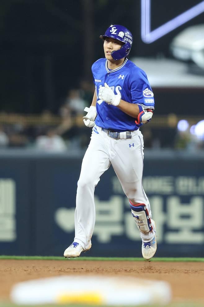 삼성 이재현이 10일 광주-기아 챔피언스 필드에서 열린 2025 KBO리그 KIA전에서 8회초 만루 홈런을 때린 후 베이스를 돌고 있다. 사진 | 삼성 라이온즈