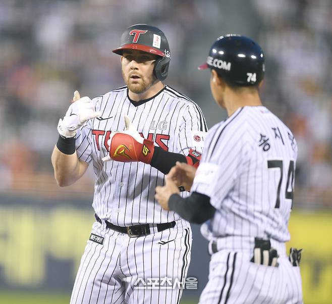 LG 오스틴이 29일 서울 잠실구장에서 열린 2025 KBO리그 한화와 경기 4회말 무사1루 좌전안타를 친 후 세리머니를 하고 있다. 잠실 | 최승섭기자 thunder@sportsseoul.com