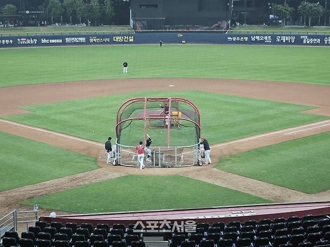 KIA 박찬호(가운데)가 10일 광주-기아 챔피언스 필드에서 열린 2025 KBO리그 삼성전 패배 후 특타를 치고 있다. 광주 | 김동영 기자 raining99@sportsseoul.com