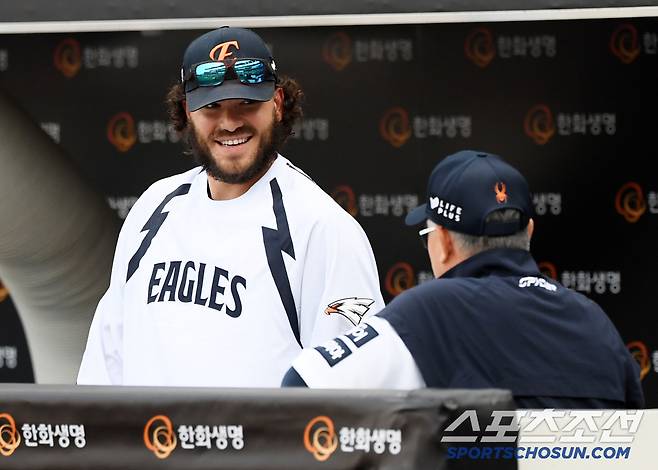 근심 많던 김경문 감독을 찾아간 폰세가 유쾌한 에너지를 뽐냈다.