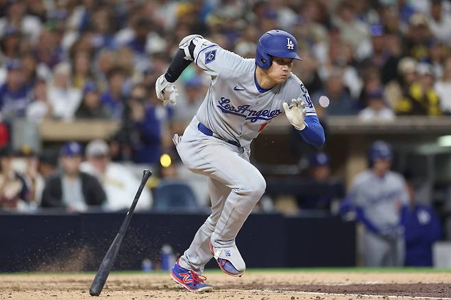 오타니가 3회 내야 땅볼을 치고 1루로 달려나가고 있다. AFP연합뉴스