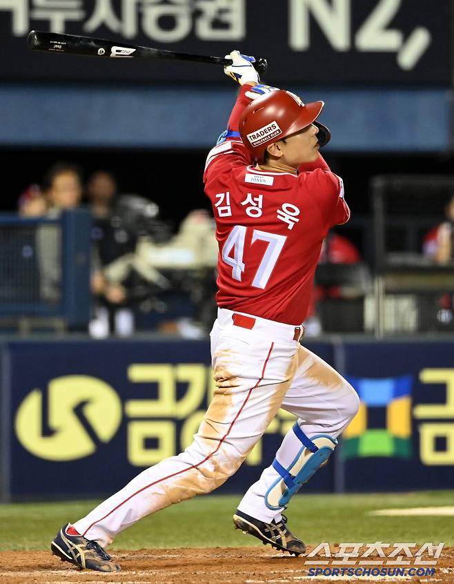 10일 잠실야구장에서 열린 SSG와 LG의 경기, 8회초 1사 3루, SSG 김성욱이 1타점 적시타를 치고 있다. 잠실=허상욱 기자wook@sportschosun.com/2025.06.10/