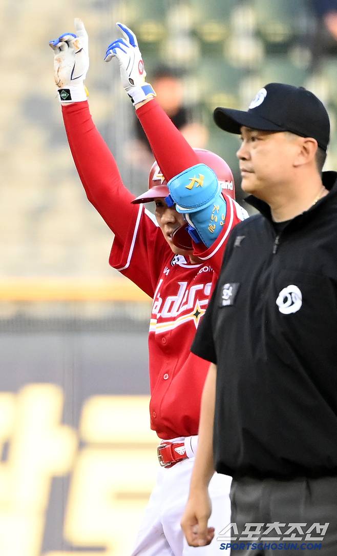 10일 잠실야구장에서 열린 SSG와 LG의 경기, 2회초 1사 1,2루 김성욱이 1타점 2루타를 치고 있다. 잠실=허상욱 기자wook@sportschosun.com/2025.06.10/