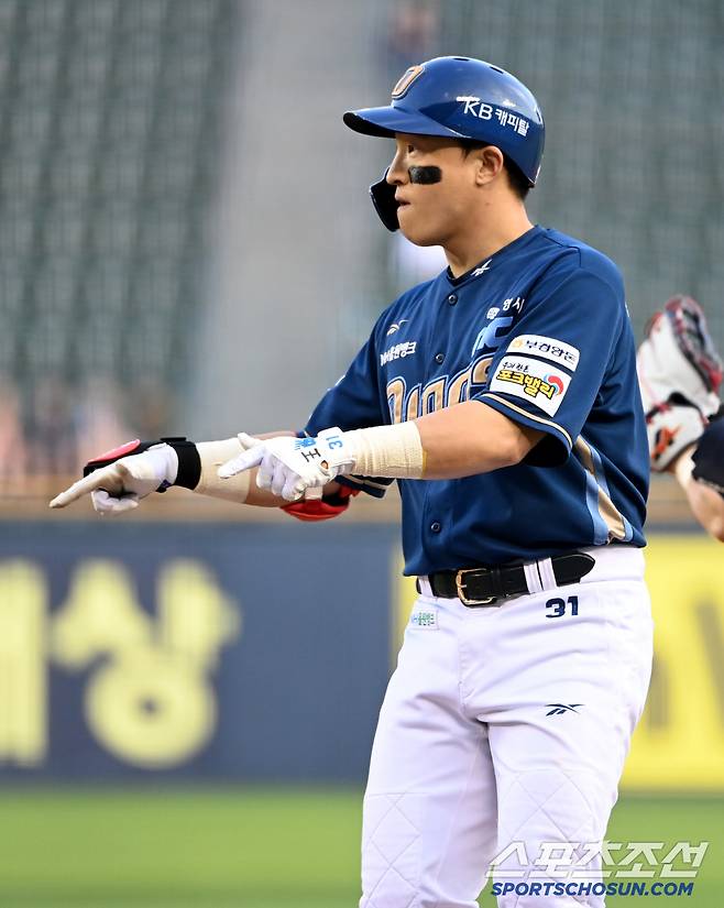 11일 잠실야구장에서 열린 NC와 두산의 더블헤더 2차전, 3회초 무사 2루 NC 손아섭이 1타점 동점타를 치고 기뻐하고 있다. 잠실=허상욱 기자wook@sportschosun.com/2025.05.11/