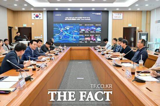 지난 9일 백영현 경기 포천시장(왼쪽 2번째)을 비롯한 관계자들이 ‘한탄강 미디어 아트파크’ 콘텐츠 개발 및 제작 사업 기본 설계 보고회를 개최, 콘텐츠 개발 계획 등에 대해 논의하고 있다./포천시