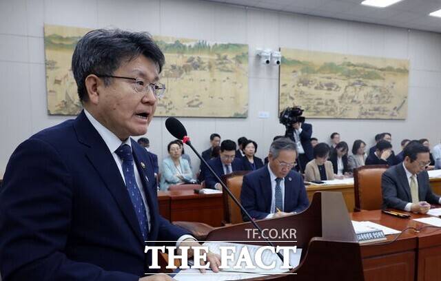 오석환 교육부 차관이 11일 국회 교육위원회 전체회의에서 리박스쿨 의혹 관련 업무보고를 하고 있다./뉴시스
