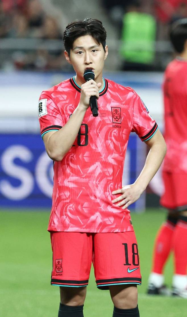 이강인이 10일 서울월드컵경기장에서 쿠웨이트와의 2026 북중미 월드컵 아시아 3차 예선 최종전에서 승리한 뒤 소감을 말하고 있다. 연합뉴스