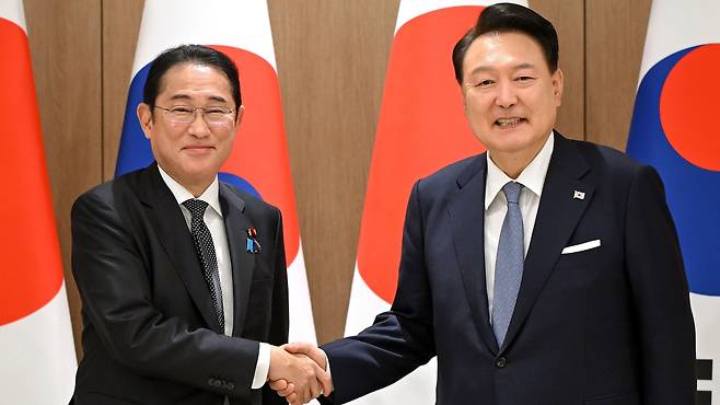 윤석열(오른쪽) 전 대통령과 기시다 후미오 전 일본 총리/조선일보DB