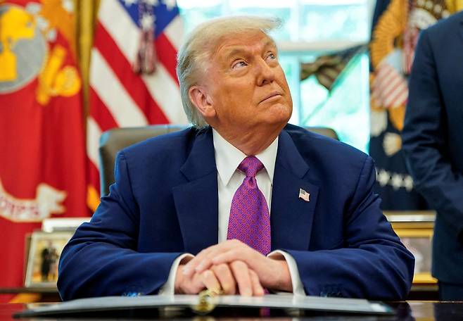 도널드 트럼프 미국 대통령이 10일 백악관 집무실에 앉아 있다. /로이터 연합뉴스