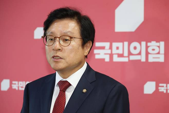 박형수 국민의힘 원내수석부대표가 11일 오후 서울 여의도 국회에서 의원총회 취소와 관련해 브리핑을 하고 있다. /뉴스1