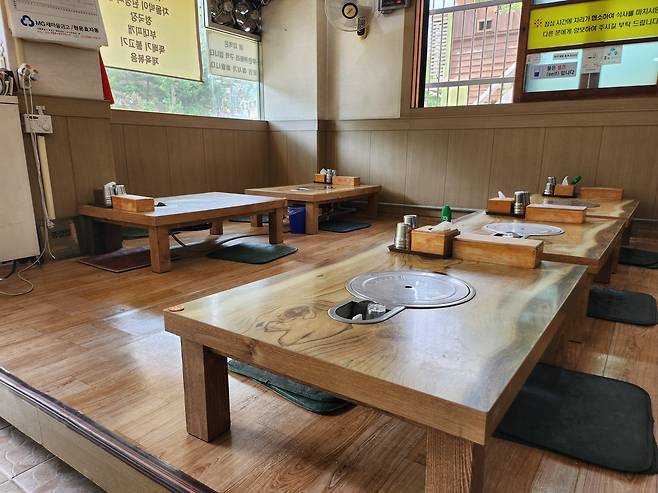 10일 오후 2시쯤 서울 종로구 효자동 인근의 한 식당. 이 식당의 주인은 대통령실이 용산으로 이전하고 나서 매출이 절반 가량 줄었다고 했다. /김관래 기자