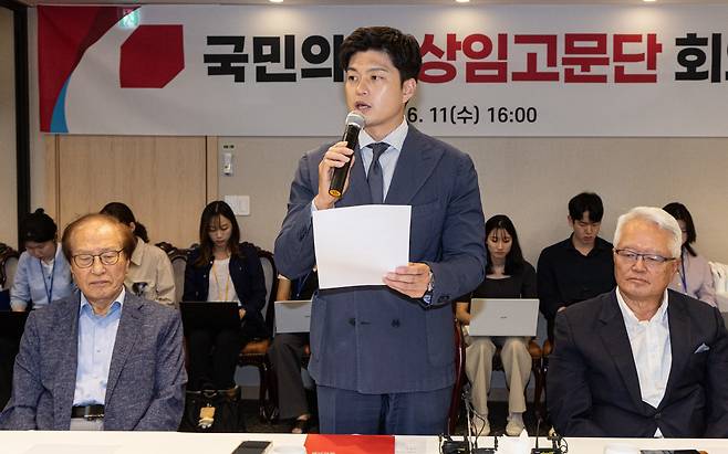 김용태 국민의힘 비상대책위원장(가운데)이 11일 오후 서울 여의도의 한 식당에서 열린 상임고문단 회의에서 발언을 하고 있다. /뉴스1