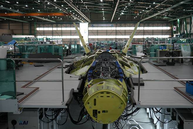 조립 중인 KF-21 최초양산 1호기 모습. /뉴스1