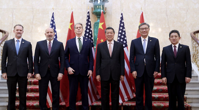 미국과 중국의 무역협상 대표단이 지난 9일(현지 시간) 영국 런던 인근에서 기념사진을 촬영하고 있다.오른쪽부터 리청강 중국 상무부 부부장 겸 국제무역담당 대표, 왕원타오 상무부장, 허리펑 부총리, 스콧 베선트 재무장관, 하워드 러트닉 상무장관, 제이미슨 그리어 미 무역대표부(USTR) 대표.ⓒ신화통신/뉴시스