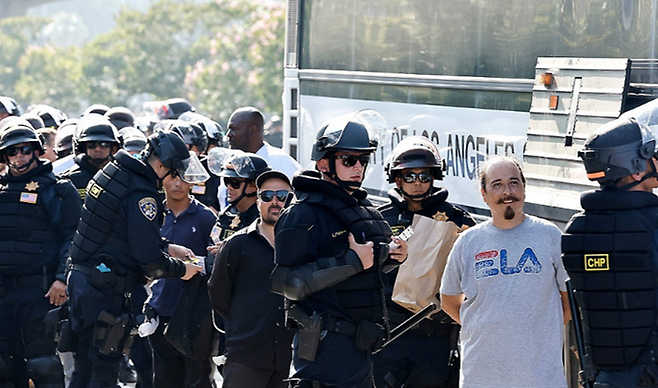 미국 캘리포니아주 로스앤젤레스(LA) 경찰들이 10일(현지시간) 불법 이민자 반대 관련 시민자들을 체포하고 있다. ⓒAFP/연합뉴스