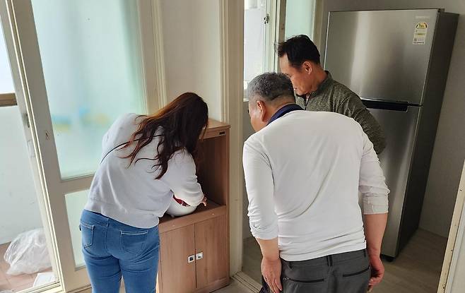 전북도와 자치단체의 사례 관리를 통해 요양병원을 나온 한 의료급여 수급권자에게 의료급여 관리사가 가전제품 사용법 등을 설명하고 있다. 전북도 제공