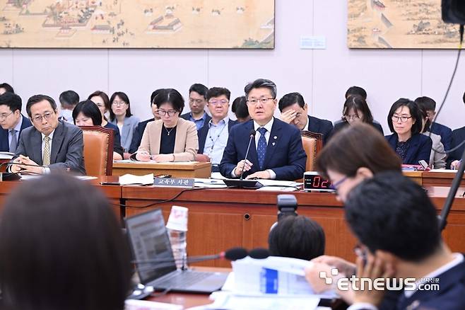 11일 서울 여의도 국회에서 열린 교육위원회 전체회의에서 오석환 교육부 차관이 의원들의 질의에 답변하고 있다. 박지호기자 jihopress@etnews.com