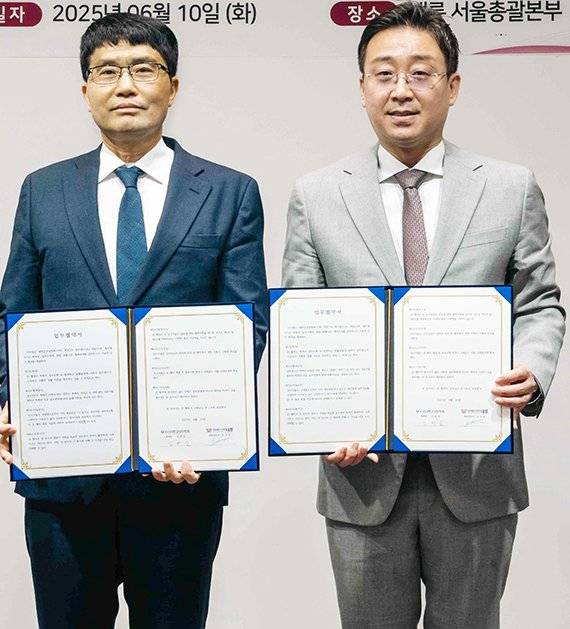 대한군상담학회 김완일 학회장(왼쪽)과 법무법인 대륜 고병준 경영대표가 지난 10일 MOU를 체결하고 기념촬영을 하고 있다. 대륜 제공