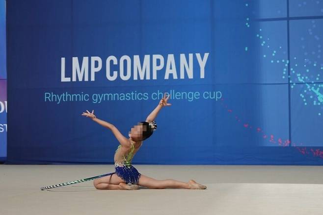 예은(가명·11)이가 지난해 7월 엘엠피(LMP) 챌린지컵에 출전해 리듬체조를 하고 있다. 엄마 제공