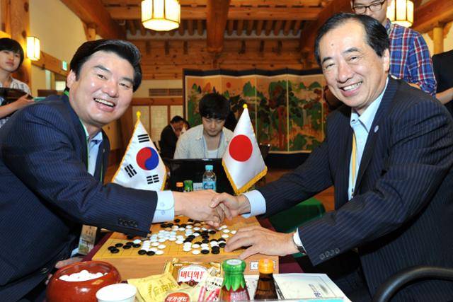 간 나오토 전 일본 총리(오른쪽)가 지난 2015년 7월 서울 여의도 국회 사랑채에서 열렸던 ‘한중 수교 50주년 기념 의원 친선 바둑교류전’에서 당시 원유철 국회 기우회 회장과 대국 직후, 기념 촬영을 하고 있다. 한국기원 제공