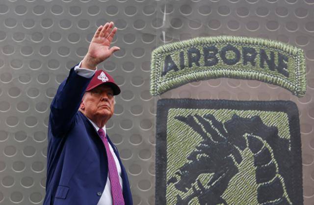 도널드 트럼프 미국 대통령이 10일(현지시간) 미국 노스캐롤라이나주(州)의 육군기지 포트 브래그를 찾은 자리에서 군중들을 향해 손을 흔들고 있다. 포트 브래그(노스캐롤라이나)=로이터 연합뉴스