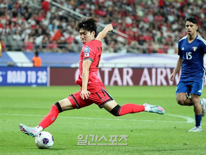 11회 연속 월드컵 본선 진출을 확정지은 대한민국 축구대표팀이 10일 오후 서울 마포구 서울월드컵경기장에서 2026 FIFA 북중미 월드컵 아시아지역 3차 예선 최종전 쿠웨이트와의 경기를 가졌다. 후반 배준호가 슈팅을 하고 있다. 상암=김민규 기자 mgkim1@edaily.co.kr /2025.06.10/