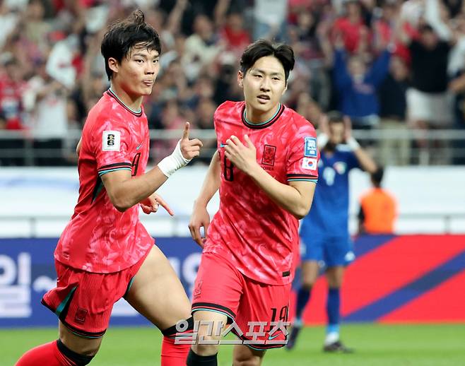 11회 연속 월드컵 본선 진출을 확정지은 대한민국 축구대표팀이 10일 오후 서울 마포구 서울월드컵경기장에서 2026 FIFA 북중미 월드컵 아시아지역 3차 예선 최종전 쿠웨이트와의 경기를 가졌다. 후반 오현규가 팀의 세번째 골을 넣고기뻐하고 있다.상암=김민규 기자 mgkim1@edaily.co.kr /2025.06.10/