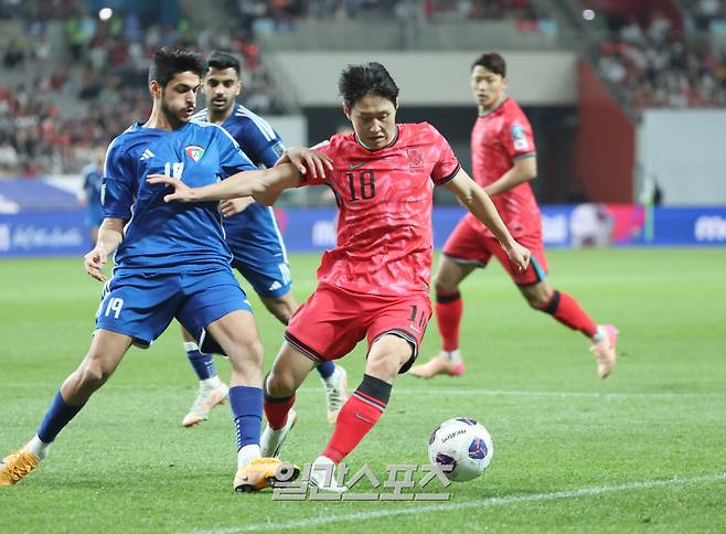 11회 연속 월드컵 본선 진출을 확정지은 대한민국 축구대표팀이 10일 오후 서울 마포구 서울월드컵경기장에서 2026 FIFA 북중미 월드컵 아시아지역 3차 예선 최종전 쿠웨이트와의 경기를 가졌다. 후반 이강인이 상대 수비를 따돌리며 드리블을 하고 있다.상암=김민규 기자 mgkim1@edaily.co.kr /2025.06.10/