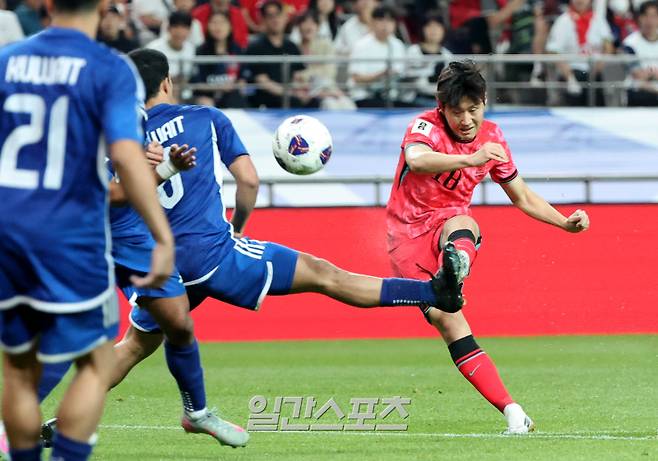 11회 연속 월드컵 본선 진출을 확정지은 대한민국 축구대표팀이 10일 오후 서울 마포구 서울월드컵경기장에서 2026 FIFA 북중미 월드컵 아시아지역 3차 예선 최종전 쿠웨이트와의 경기를 가졌다. 후반 이강인이 슈팅을 하고 있다.상암=김민규 기자 mgkim1@edaily.co.kr /2025.06.10/