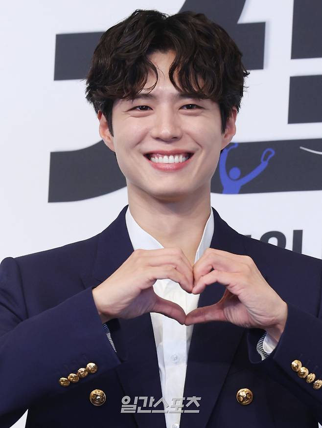 배우 박보검이 29일 오전 서울 구로구 더링크서울 트리뷰트 포트폴리오 호텔에서 열린 JTBC 토일드라마 '굿보이' 제작발표회에 참석해 포토타임을 갖고 있다. '굿보이'는 특채로 경찰이 된 메달리스트들이 메달 대신 경찰 신분증을 목에 걸고 비양심과 반칙이 판치는 세상에 맞서 싸우는 코믹 액션 청춘 수사극. 오는 31일 밤 10시 40분 첫 방송. 서병수 기자 qudtn@edaily.co.kr /2025.05.29/