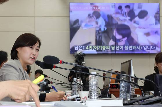 더불어민주당 백승아 의원이 11일 서울 여의도 국회에서 열린 교육위원회 전체회의에서 보수 성향 단체 '리박스쿨' 교육 내용과 관련해 오석환 교육부 차관에게 질의하고 있다. 연합뉴스