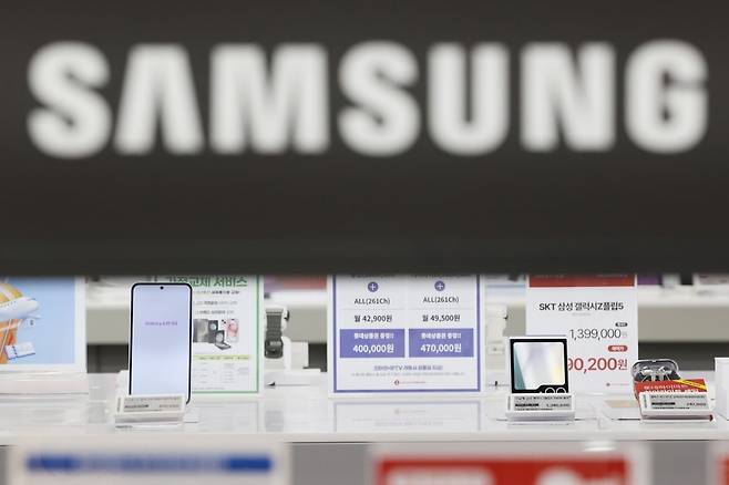 서울의 한 전자제품 매장에 진열된 스마트폰. 사진=연합뉴스