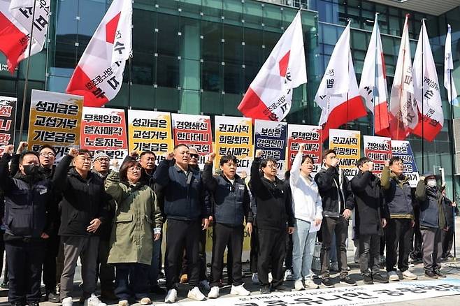 전국화학섬유식품산업노동조합 카카오지회(크루유니언)가 지난 3월 경기도 성남시 카카오 판교아지트 앞에서 포털 서비스 ‘다음’을 운영하는 콘텐츠 CIC(사내독립기업)의 분사에 반대하는 집회를 벌이는 모습./사진 = 연합뉴스